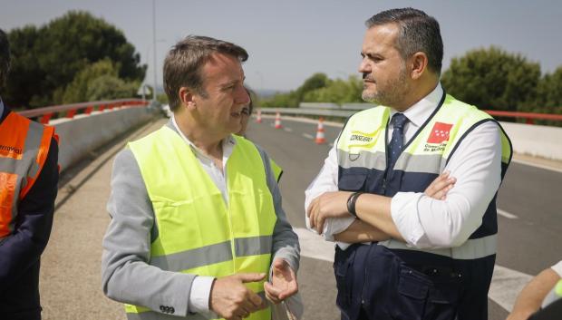 Rodrigo en su visita las obras del tercer carril en la carretera M-607