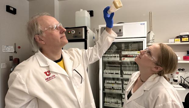 Los investigadores de Psiquiatría de la Universidad de Utah, en Estados Unidos, Adrian Rothenfluh (izquierda) y Pearl Cummins-Beebee (derecha), inspeccionan un frasco de moscas de la fruta en el laboratorio