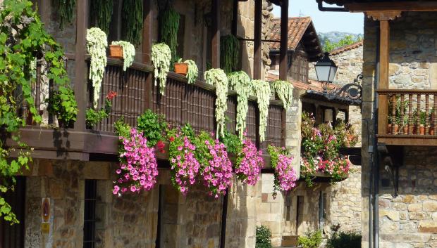 Balcones con flores en Liérganes.