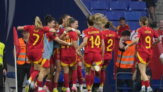 La delantera de España, Claudia Pina (4d), celebra con sus compañeras uno de sus goles