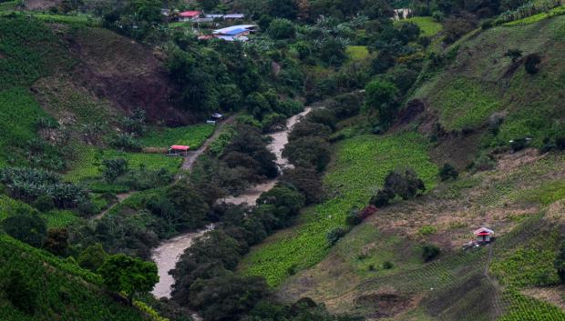 Vista aérea muestra el río Micay en Argelia