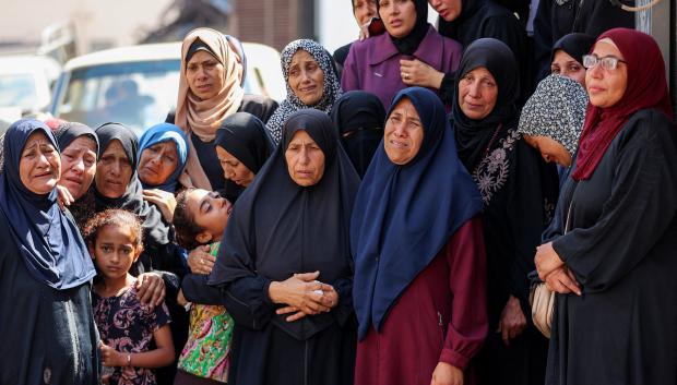Mujeres de luto reaccionan durante el funeral de las víctimas del bombardeo israelí nocturno en el hospital Al-Shifa de la ciudad de Gaza