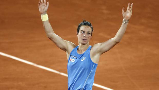 Lois Boisson festeja su triunfo en cuartos de final de Roland Garros