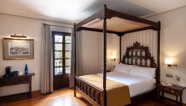 Cama con dosel en una habitación superior del Parador.