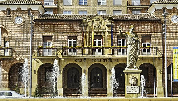 Estatua de Marco Fabio Quintiliano en Calahorra.