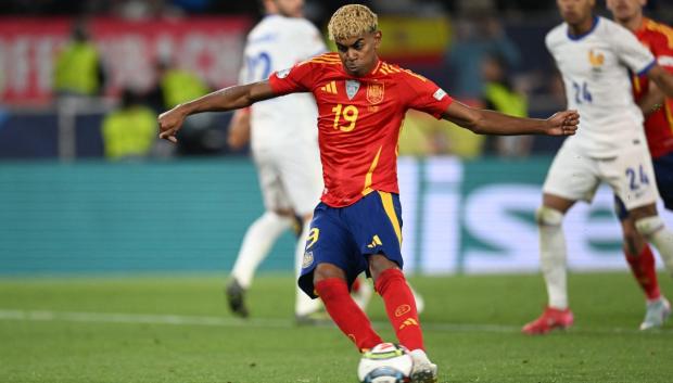 Lamine Yamal, dispara desde el punto de penalti