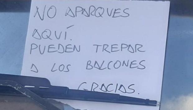 El mensaje con el que tratan de impedir que los vehículos altos aparquen