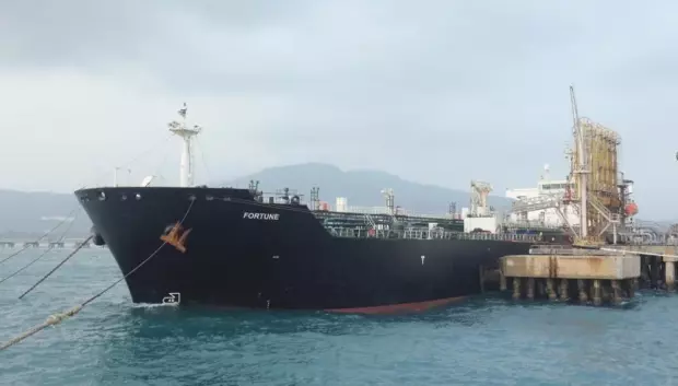 Un barco iraní cargado de petróleo, amarrado en Puerto Cabello (Venezuela