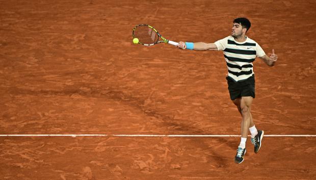 Carlos Alcaraz golpea de derecha en la semifinal de Roland Garros