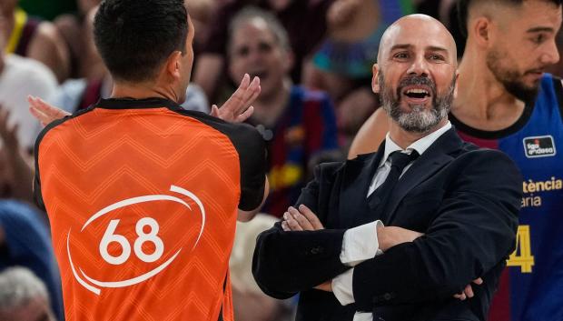 BARCELONA, 06/06/2025.- El técnico del Barça Joan Peñarroya (d) durante el segundo partido de cuartos de final de la Liga Endesa que Barça y Unicaja Málaga disputan este viernes en el Palau Blaugrana, en Barcelona. EFE/ Enric Fontcuberta.