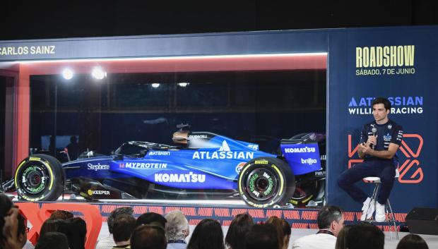 MADRID, 07/06/2025.- El piloto Carlos Sainz ofrece una rueda de prensa este sábado antes de rodar por primera vez en Madrid a los mandos del Williams FW45 por la parte urbana del futuro circuito Madring F1 que acogerá el GP de España de Fórmula uno 2026. EFE/ Victor Lerena
