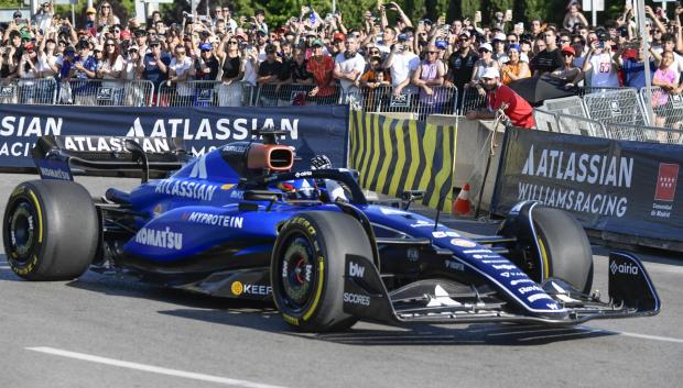 MADRID, 07/06/2025.- El piloto Carlos Sainz durante la exhibición ofrecida a los mandos del Williams FW45 por la parte urbana del futuro circuito Madring F1 que acogerá el GP de España de Fórmula Uno 2026. EFE/Víctor Lerena