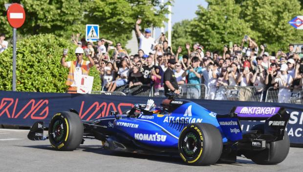 MADRID, 07/06/2025.- El piloto Carlos Sainz durante la exhibición ofrecida a los mandos del Williams FW45 por la parte urbana del futuro circuito Madring F1 que acogerá el GP de España de Fórmula Uno 2026. EFE/Víctor Lerena