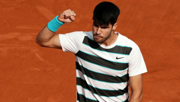Carlos Alcaraz alza el puño para celebrar el tercer set