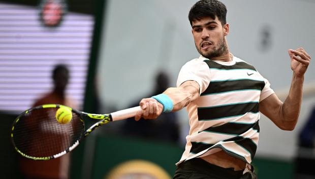 Alcaraz pega una bola de derecha ante Sinner