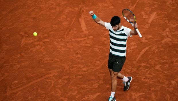 Carlos Alcaraz levanta los brazos para celebrar un punto