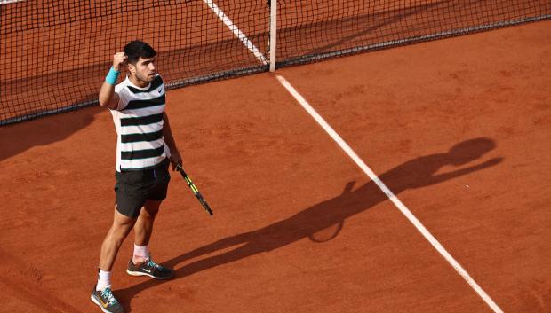 Carlos Alcaraz celebra un punto durante la final de Roland Garros