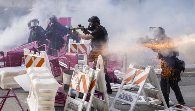LOS ANGELES (United States), 09/06/2025.- Police officers move to clear activists from a makeshift barricade during immigration raid protests near the Edward R. Roybal Federal Building in Los Angeles, California, USA, 08 June 2025. US President Donald Trump has deployed 2,000 National Guard troops, despite not receiving a request from the state of California for any additional assistance, following large protests against ongoing immigration enforcement raids in the Los Angeles area over the last couple of days. (Protestas) EFE/EPA/CAROLINE BREHMAN