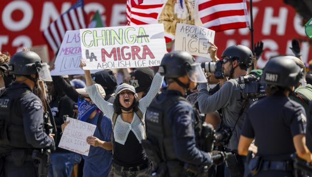 LOS ANGELES (United States), 09/06/2025.- Activists display signs during protests sparked by immigration raids in Los Angeles, California, USA, 08 June 2025. US President Donald Trump has deployed 2,000 National Guard troops, despite not receiving a request from the state of California for any additional assistance, following large protests against ongoing immigration enforcement raids in the Los Angeles area over the last couple of days. (Protestas) EFE/EPA/CAROLINE BREHMAN
