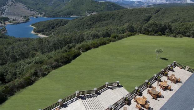 Terraza y jardín del Parador de Cervera de Pisuerga.