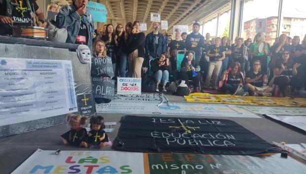 Docentes esperan a la salida del Easmu noticias del preacuerdo entre sindicatos y el Gobierno del Principado que ponga fin a la huelga educativa