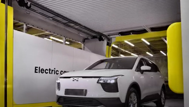 Un sistema hidráulico cambia la batería por la parte inferior del coche