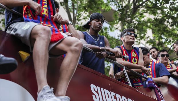 Yamal luce su gorra hacia atrás en la celebración del Barça