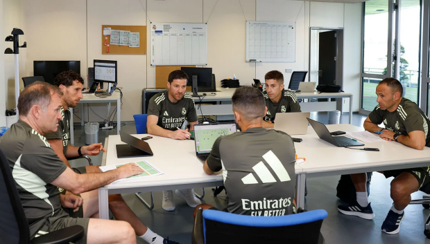 Xabi Alonso junto a su equipo de trabajo