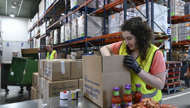 Voluntaria durante la distribución de alimentos del Banco de Alimentos