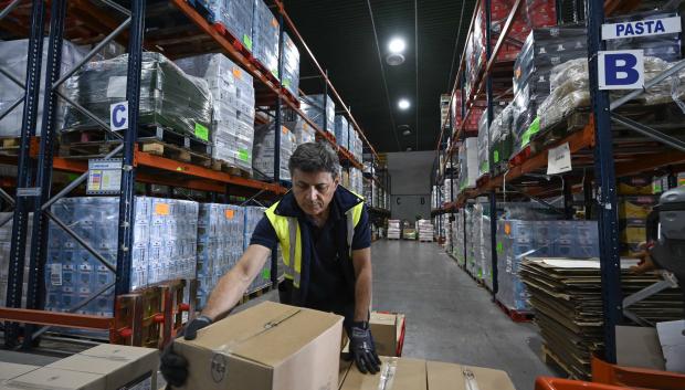 Voluntario durante la distribución de alimentos del Banco de Alimentos