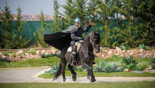 Exhibición de cetrería a caballo.