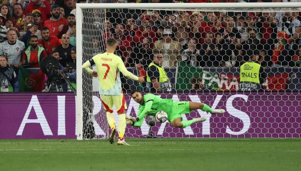 Álvaro Morata durante su penalti en la tanda de la final de la Nations League