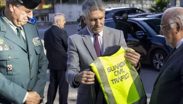 Pere Navarro y Marlaska durante la entrega de los equipos