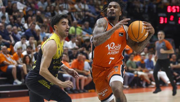 El base estadounidense de Valencia Basket, Chris Jones (d), con el balón ante el jugador de La Laguna Tenerife, Jaime Fernández