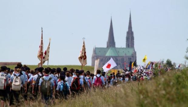 Peregrinos llegando a la catedral de Chartres, a 100 kilómetros de París