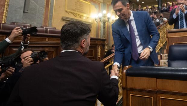 (Foto de ARCHIVO)
El portavoz de ERC en el Congreso, Gabriel Rufián (i), saluda al recién nombrado presidente del Gobierno, Pedro Sánchez (d), tras finalizar la segunda sesión del debate de investidura de Pedro Sánchez como presidente de Gobierno, en el Congreso de los Diputados, a 16 de noviembre de 2023, en Madrid (España). El Salón de Plenos del Saludo entre el portavoz de ERC, Gabriel Rufián, y el presidente del Gobierno, Pedro Sánchez, en el Congreso