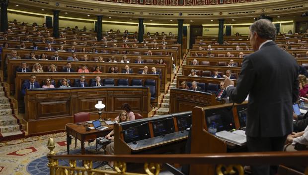 Alberto Núñez Feijóo dirigiéndose a Pedro Sánchez este miércoles
