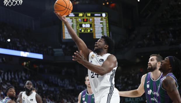 El base dominicano del Real Madrid, Andrés Feliz (3d), lanza rodeado de  jugadores del Unicaja durante el primer partido de la semifinal
