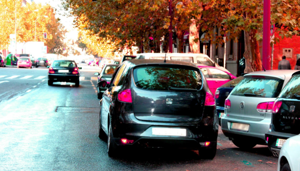 Un coche en doble fila, una sanción muy habitual