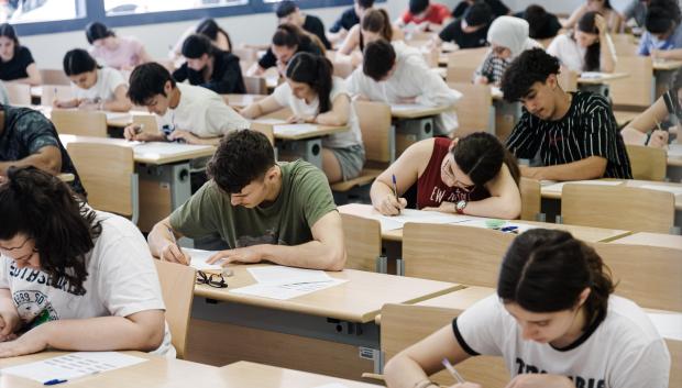 Varios alumnos realizan la PAU 2025