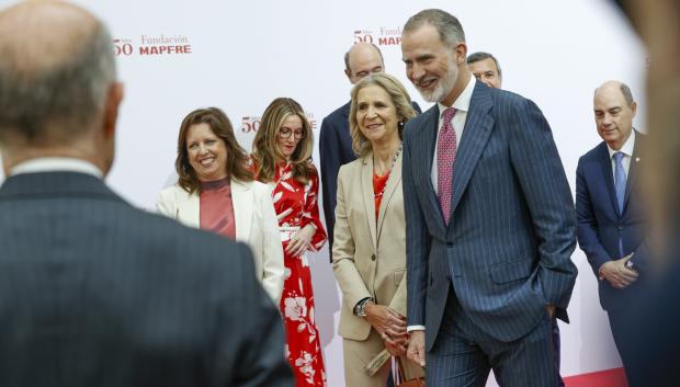 El Rey con su hermana, la Infanta Doña Elena, a su llegada al 50 aniversario de la Fundación Mapfre