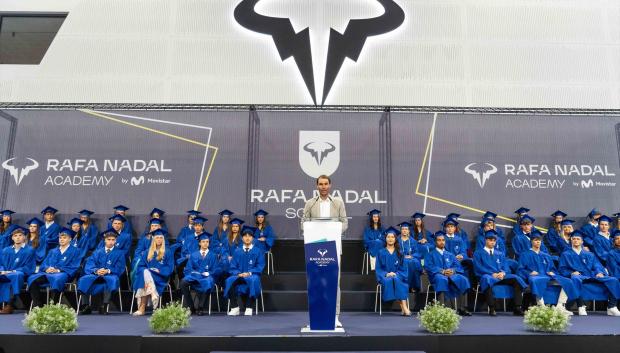 Rafa Nadal hablando para su academia