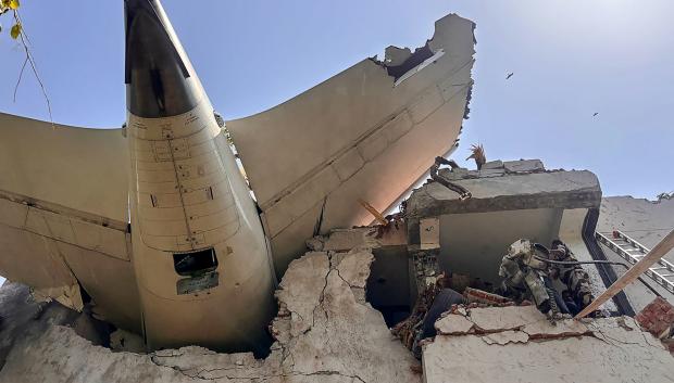 El avión de la India tras estrellarse