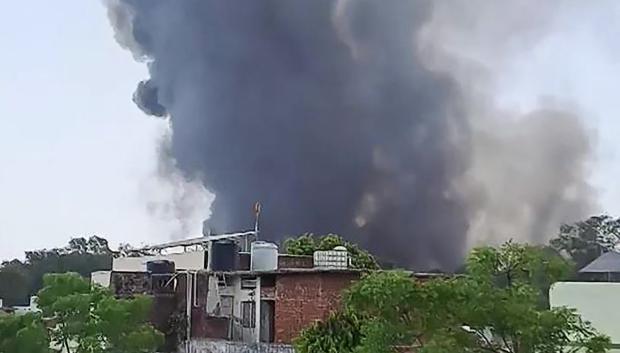 Una columna de humo se eleva en el lugar del accidente