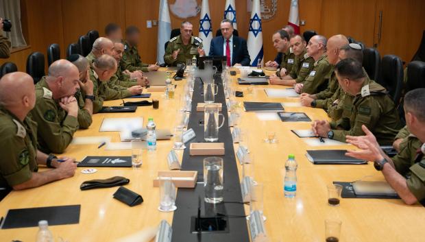 Fotografía cedida por el Ministerio de Defensa de Israel que muestra al ministro de esta cartera, Israel Katz (c-d), y al Jefe de Estado Mayor, Teniente General Eyal Zamir (c-i) durante una reunión con miembros del Foro del Estado Mayor. El Ejército israelí confirmó la madrugada de este viernes haber bombardeado "decenas de objetivos" relacionados con el programa nuclear de Irán. EFE/ Ministerio de Defensa de Israel /SOLO USO EDITORIAL/SOLO DISPONIBLE PARA ILUSTRAR LA NOTICIA QUE ACOMPAÑA (CRÉDITO OBLIGATORIO)