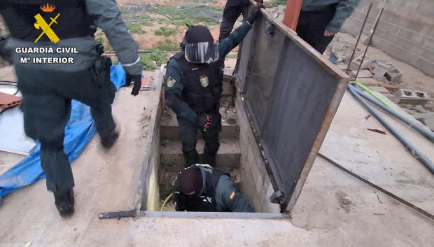 La Guardia Civil procede a desmantelar el búnker de una de las plantaciones