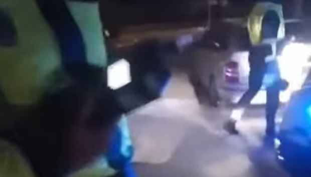 El agente con el alcoholímetro en la mano