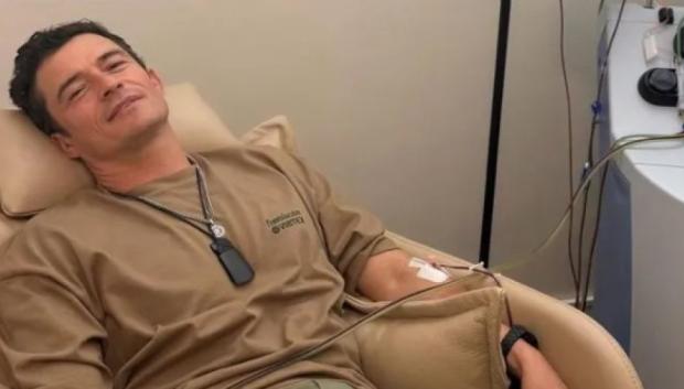 Orlando Bloom realizándose una plasmaféresis