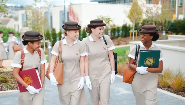 El famoso uniforme de las niñeras que se forman en Norland College
