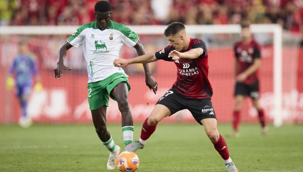 Maguette Gueye y Urko Izeta disputan un balón